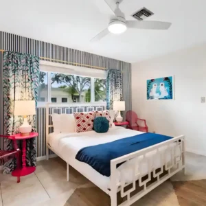 Queen Room + Semiprivate Bathroom